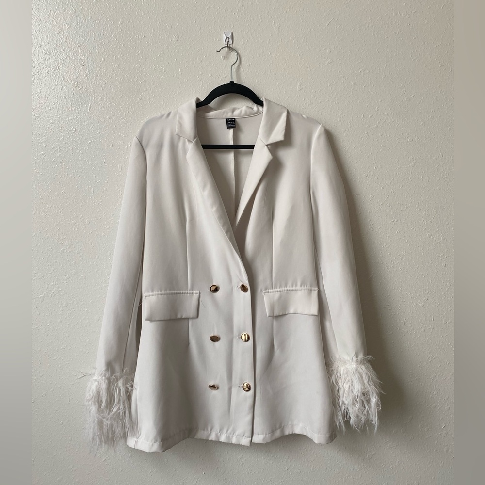 can be worm as a dress or blazer